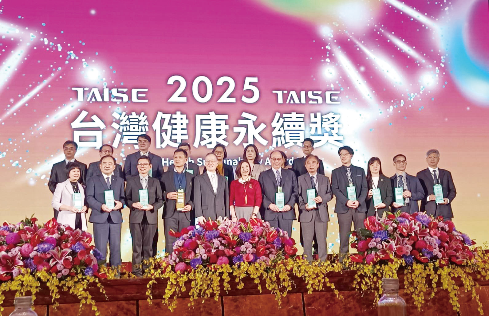 圖二衛福部林政次簡大使與本院陳院長等得獎單位合影